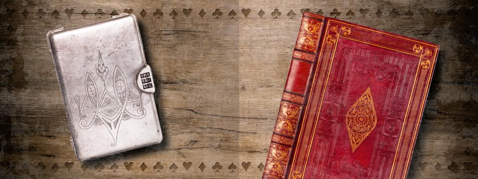 Gezeigt wird eine Innen- oder Zusatzansicht von „Escape Room. Das Geheimnis des Spielzeugmachers“. Die Darstellung zeigt eine silberne, metallische Box links und ein rot-goldenes Buch rechts. Der Hintergrund ist eine rustikale Holzoptik, versehen mit klei
