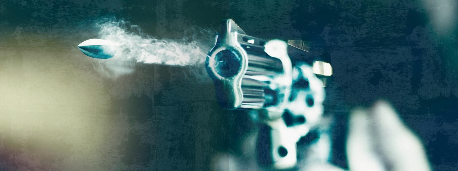 Gezeigt wird eine Innen- oder Zusatzansicht von „Escape Room. Das Geheimnis des Spielzeugmachers". Das Bild zeigt die Großaufnahme einer Waffe, aus der gerade ein Projektil abgefeuert wird vor dunklem, unheimlichem Hintergrund.