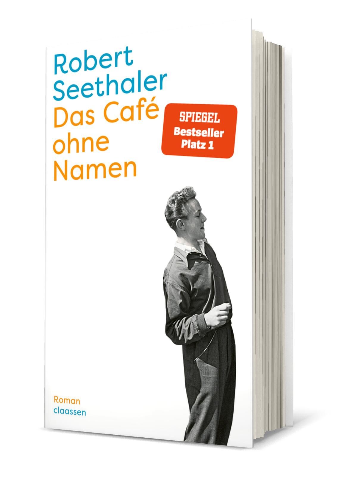 Cover von „Das Café ohne Namen“ von Robert Seethaler: Eine schwarz-weiße Fotografie eines Mannes in einem Anzug, der nachdenklich in die Ferne blickt, umgeben von sanften Farben.