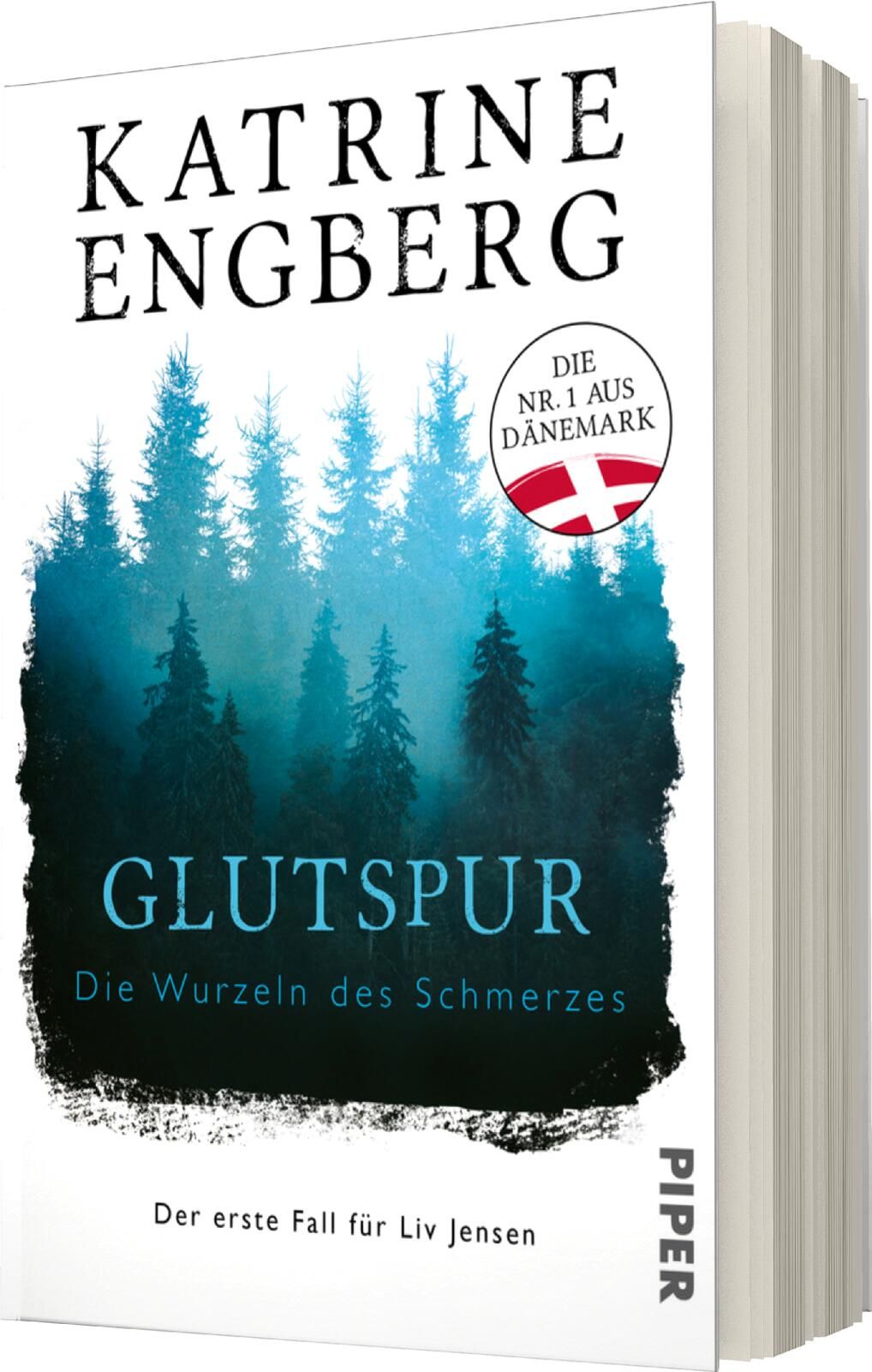 Das Buchcover zeigt einen düsteren Wald mit hohen, dicht stehenden Tannenbäumen, in blauen und schwarzen Farbtönen gehalten, die eine geheimnisvolle Atmosphäre erzeugen. Der Titel „GLUTSPUR“ ist in kräftigem Weiß platziert, unter dem sich der Untertitel „