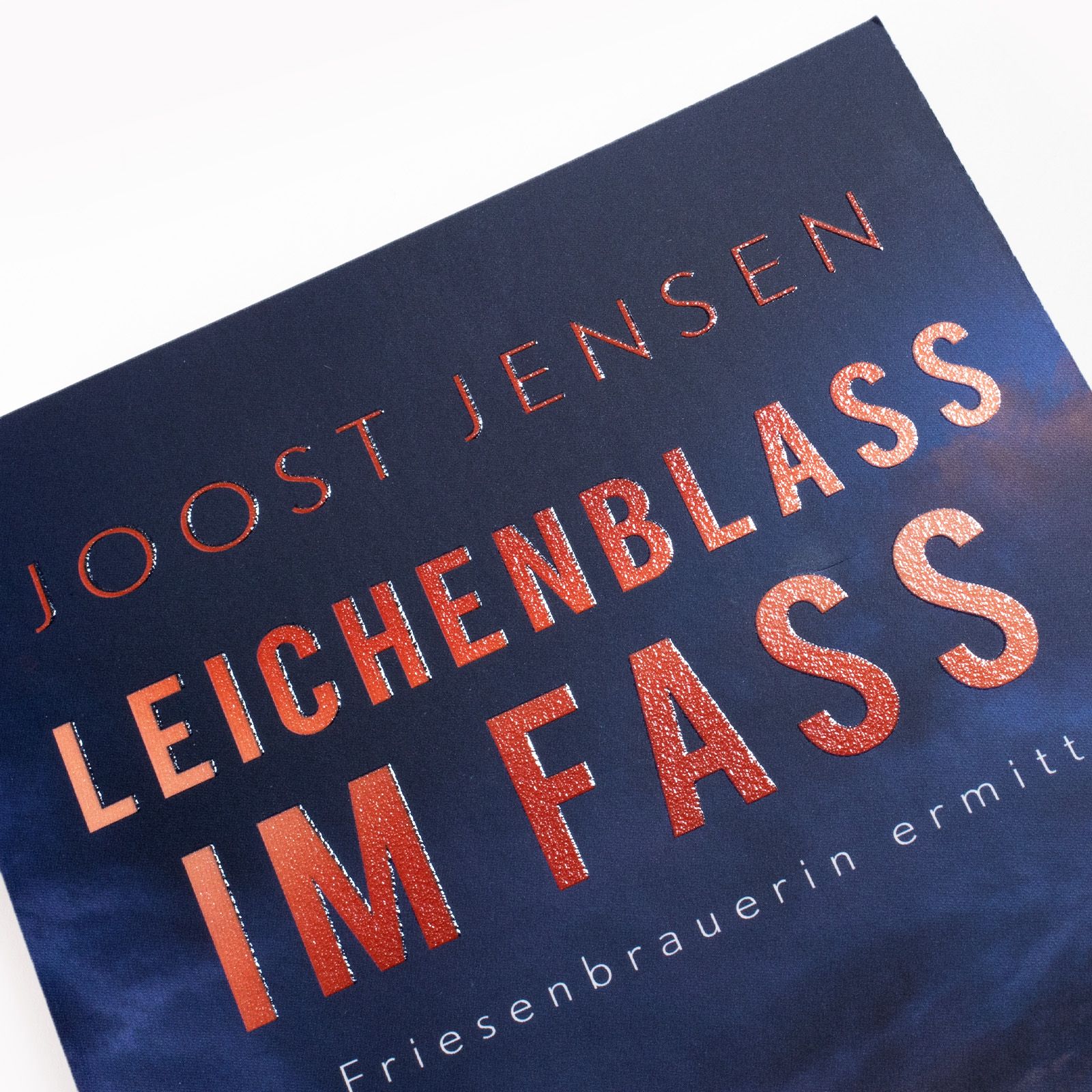 Coverabbildung 2 von Leichenblass im Fass − Ein Nordsee-Krimi (Die Friesenbrauerin ermittelt 2)