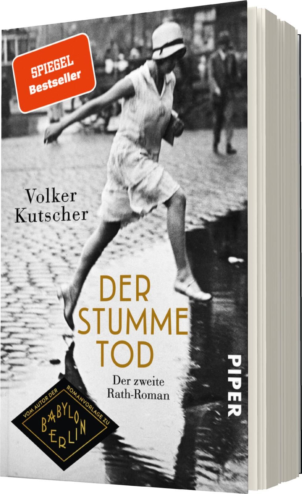 Das Buchcover zeigt eine schwarz-weiße Fotografie einer Frau in einem schlichten Kleid, die auf einem nassen Bürgersteig läuft. Ihr Blick ist nach vorn gerichtet und sie scheint in Bewegung zu sein. Der Titel „DER STUMME TOD“ ist in großen, goldenen Buchs