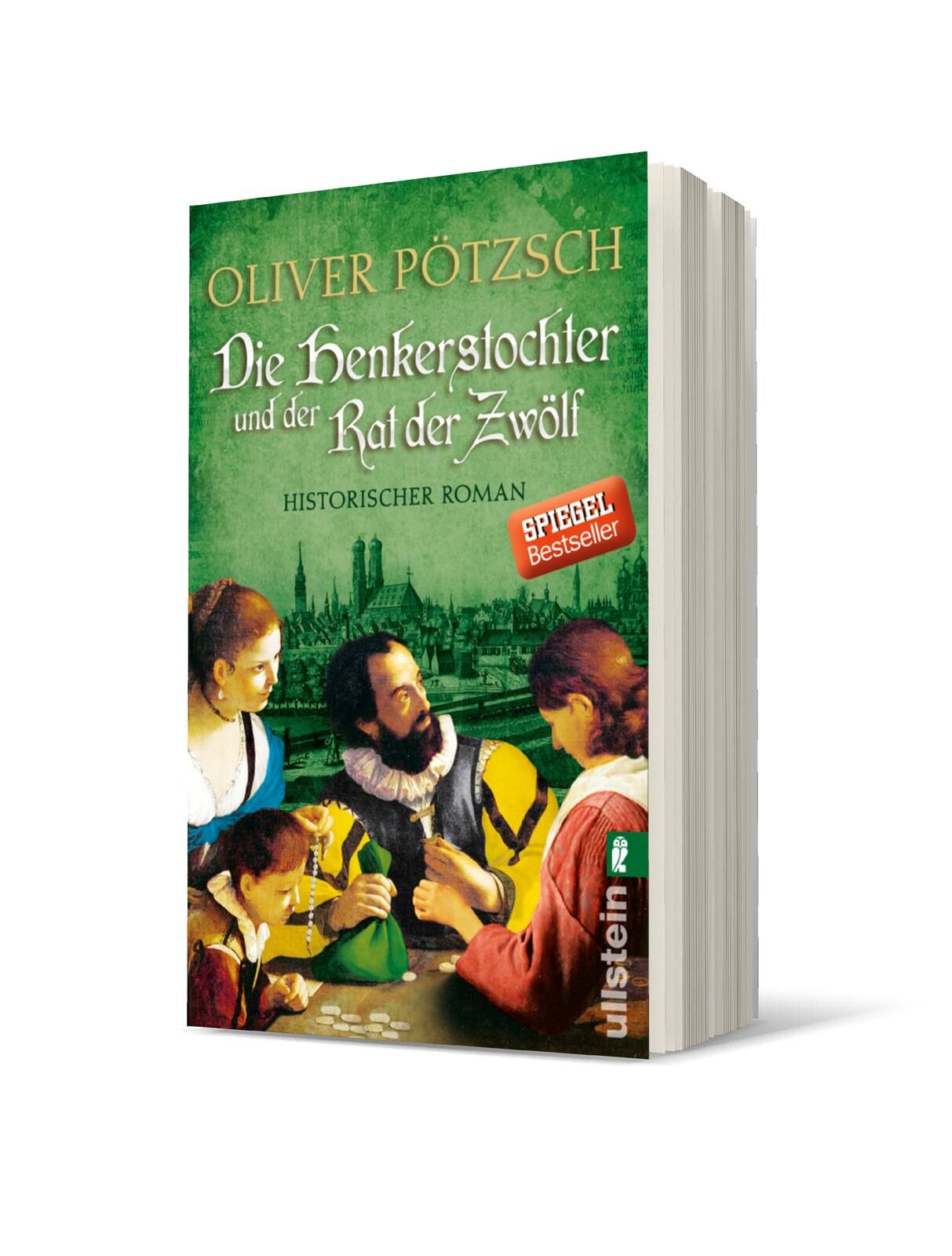 Cover von „Die Henkerstochter und der Rat der Zwölf“ von Oliver Pötzsch: Das Buch zeigt eine historische Szene mit mehreren Personen, die um einen Tisch sitzen und Karten spielen, im Hintergrund eine Stadtansicht. Dominierende Farben sind Grün und Beige,