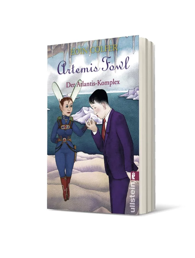 Cover von „Artemis Fowl: Der Atlantis-Komplex“ von Eoin Colfer: Zwei stilisierte Figuren stehen in einer frostigen Landschaft, eine weibliche Figur in blauer Uniform und eine männliche Figur in einem lila Anzug, umgeben von Eisschollen und schneebedeckten