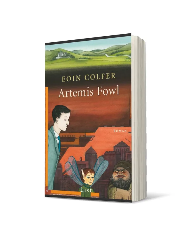 Cover von „Artemis Fowl“ von Eoin Colfer: Das Cover zeigt eine fantasievolle Illustration mit einem Jungen, einem kleinen Feenwesen und einem großen, grimmigen Charakter vor einer Stadtlandschaft, umgeben von sanften grünen Hügeln.