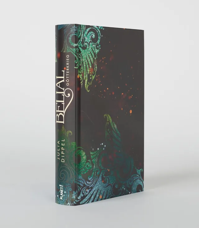 Das Buchcover zeigt einen dunklen Hintergrund mit bunten, wirbelnden Elementen in Blau und Grün sowie sprühenden Farben. Der Titel „Belial“ ist in goldenen Buchstaben in der oberen linken Ecke platziert.