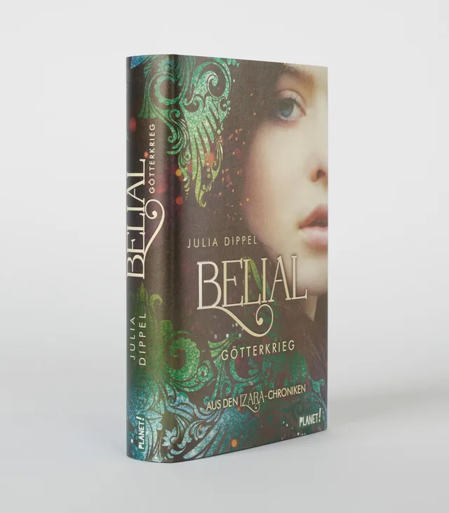 Das Buchcover zeigt das Gesicht einer jungen Frau mit langen, braunen Haaren, umgeben von filigranen, bunten Mustern in Blau und Grün. Der Titel „Belial Götterkrieg“ ist prominent in goldener Schrift platziert.
