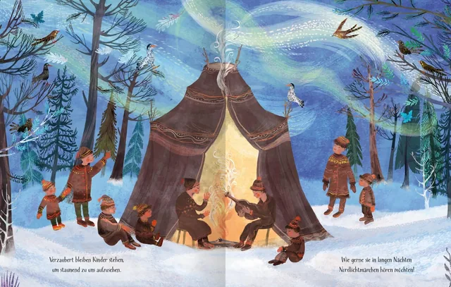 Gezeigt wird eine Innen- oder Zusatzansicht von „Das Nordlichtwunder“. Die Illustration zeigt eine winterliche Szene mit schneebedecktem Boden und hohen, blauen Bäumen. Im Zentrum sitzt eine Gruppe von Kindern und Erwachsenen um ein warmes Feuer in einem