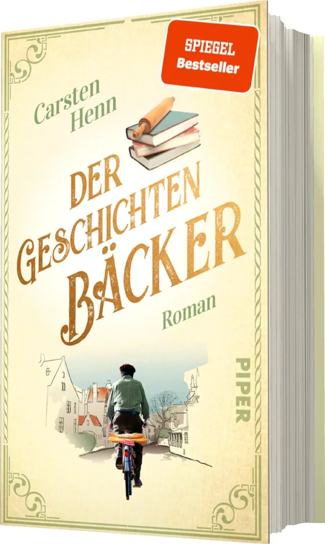 Das Buchcover zeigt eine sanfte, cremefarbene Hintergrundfarbe. Der Titel „DER GESCHICHTEN BÄCKER“ ist in großen, goldenen Buchstaben hervorgehoben. Oben sind der Autorennamen „Carsten Henn“ in schwarzer Schrift und ein Stapel Bücher abgebildet. Unten sie