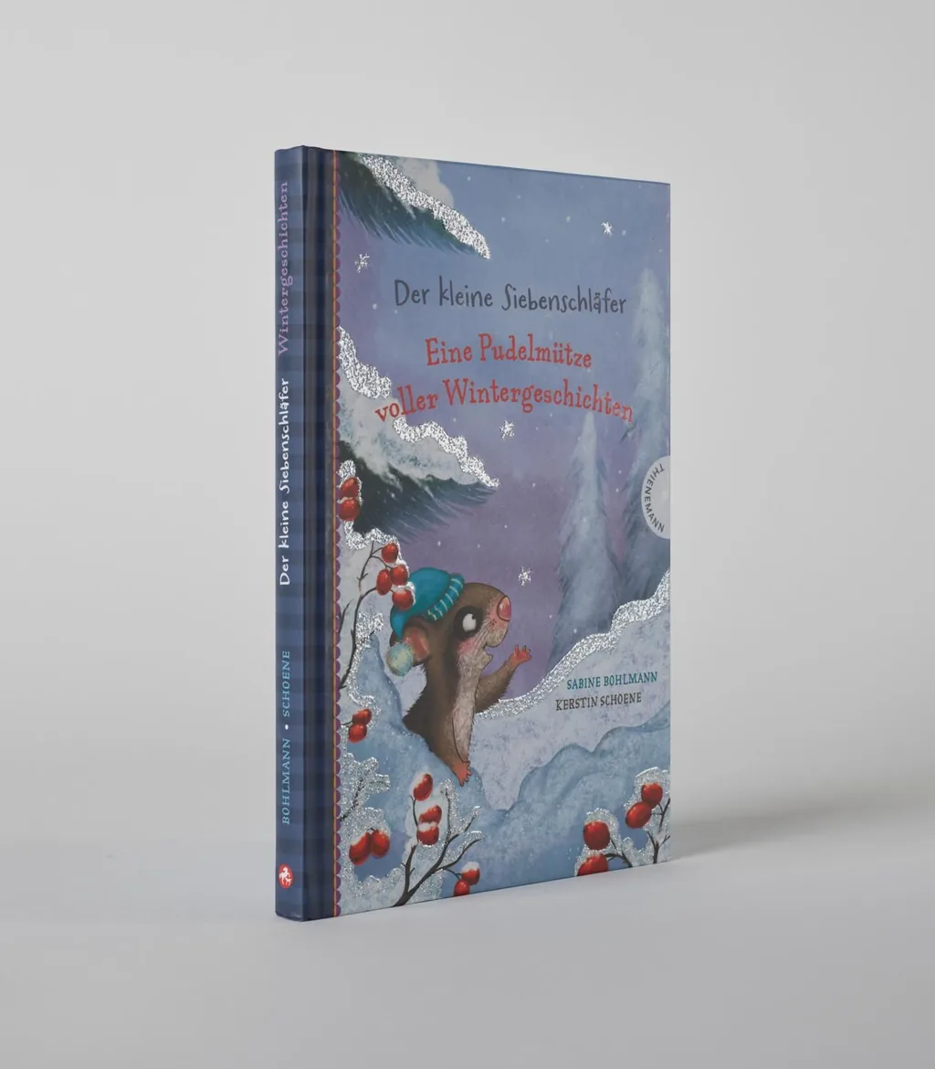 Das Buchcover zeigt eine winterliche Szene mit schneebedeckten Bäumen, einem kleinen, freundlichen Siebenschläfer in einer blauen Mütze und roten Beeren. Der Titel ist in roter Schrift gehalten und strahlt eine fröhliche Atmosphäre aus.