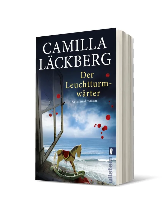 Cover von „Der Leuchtturmwärter“ von Camilla Läckberg: Auf dem Cover ist ein Fenster zu sehen, durch das die See und ein bewölkter Himmel sichtbar sind, zusätzlich ein hölzernes Spielzeugpferd und rote Farbtropfen, was eine düstere Atmosphäre erzeugt.
