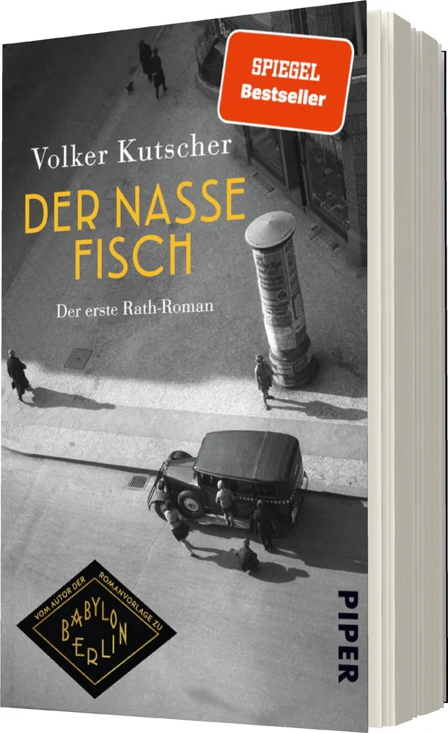 Das Buchcover zeigt eine schwarz-weiße Fotografie einer Berliner Straßenszene der 1920er Jahre, in der ein klassisches Automobil und mehrere Passanten abgebildet sind. Über der Szene steht in großen, gelben Buchstaben der Titel „DER NASSE FISCH“ von Volke