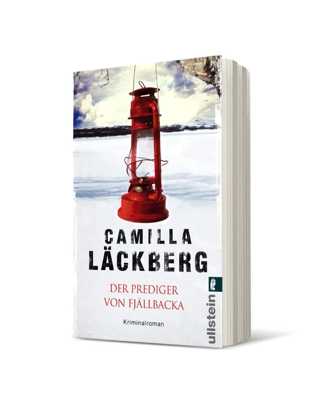 Cover von „Der Prediger von Fjällbacka“ von Camilla Läckberg: Eine rote Laterne steht auf schneebedecktem Boden, im Hintergrund sind verschneite Berge und ein bewölkter Himmel sichtbar, was eine düstere Atmosphäre schafft.