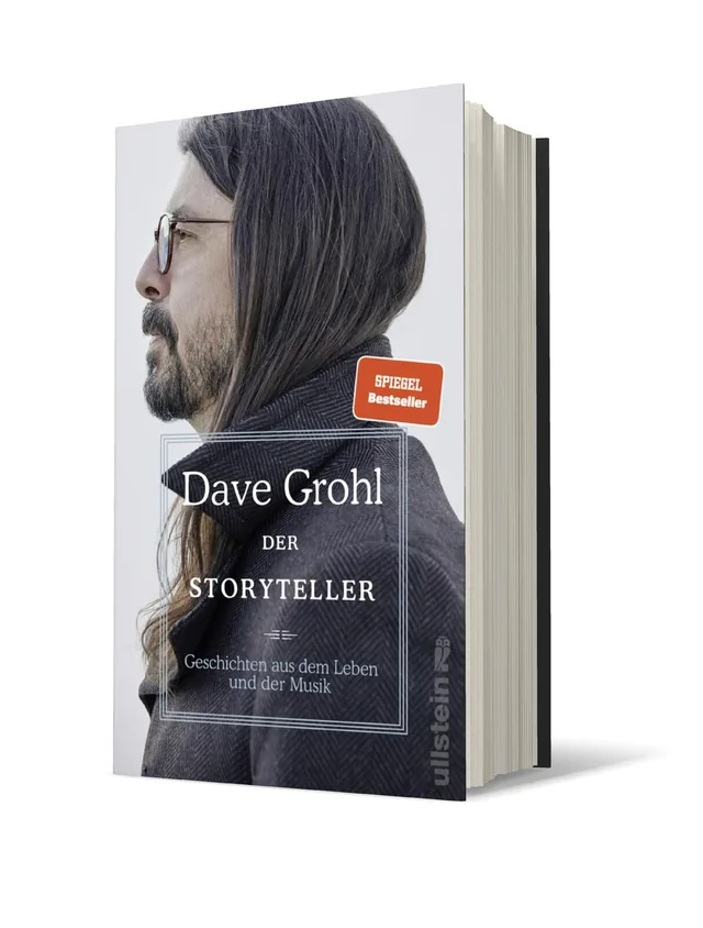Cover von „Der Storyteller“ von Dave Grohl: Auf dem Cover ist ein Porträt von Dave Grohl zu sehen, das ihn seitlich zeigt, mit langen Haaren und einer nachdenklichen Miene. Die Farben sind hell, der Hintergrund ist unscharf.
