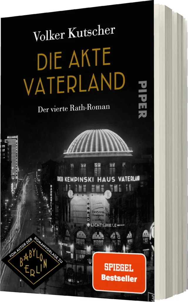 Das Buchcover zeigt eine stilisierte, nostalgische schwarz-weiße Fotografie des „Kempinski Haus Vaterland“ in Berlin, beleuchtet in der Nacht. Der Titel „DIE AKTE VATERLAND“ steht in großen, goldenen Buchstaben im oberen Bereich, gefolgt von „Volker Kutsc