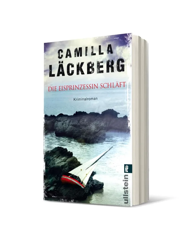 Cover von „Die Eisprinzessin schläft“ von Camilla Läckberg: Eine Segeljacht liegt vor einer dramatischen Felsenlandschaft unter einem bewölkten Himmel, in kühlen Blau- und Grautönen.
