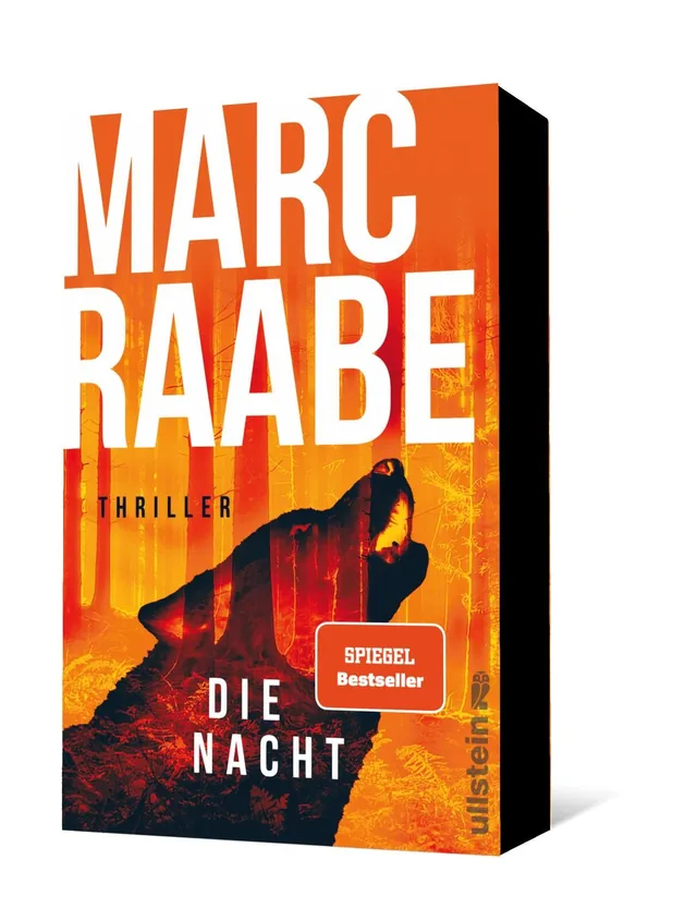 Cover von „Die Nacht“ von Marc Raabe: Das Cover zeigt einen schwarzen Hund im Profil vor einem orange-roten, bewaldeten Hintergrund, der eine düstere Atmosphäre vermittelt.