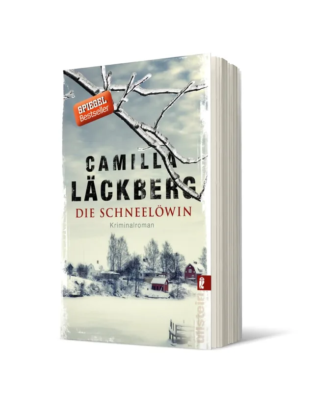 Cover von „Die Schneelöwin“ von Camilla Läckberg: Eine winterliche Landschaft mit schneebedecktem Boden, kahlen Zweigen und einem roten Holzhaus im Hintergrund.