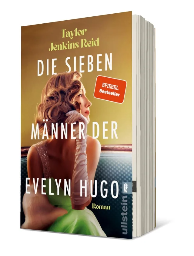 Cover von „Die sieben Männer der Evelyn Hugo“ von Taylor Jenkins Reid: Eine elegant gekleidete Frau mit Wellenhaaren sitzt im Vordergrund, umgeben von sanften Farben und einem nostalgischen Ambiente.