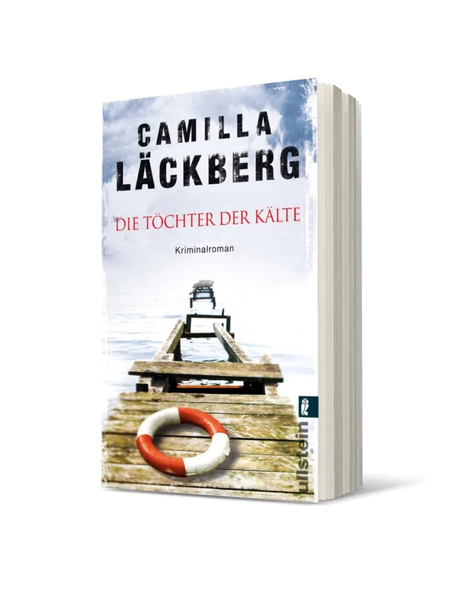 Cover von „Die Töchter der Kälte“ von Camilla Läckberg: Eine Holzplattform mit gelbem Boot und Rettungsring an einem ruhigen Wasser, umgeben von grauem Himmel.