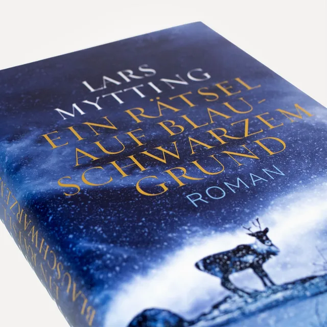 Coverabbildung 2 von Ein Rätsel auf blauschwarzem Grund - Roman