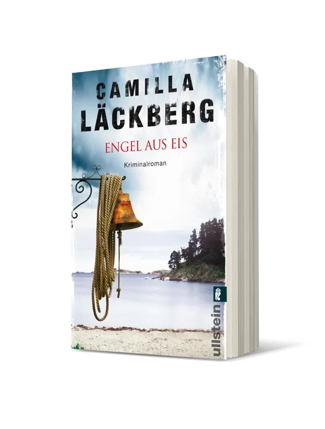 Cover von „Engel aus Eis“ von Camilla Läckberg: Eine Glocke hängt an einem Seil vor einer Küstenschliffszene mit grauem Himmel und ruhigem Wasser.