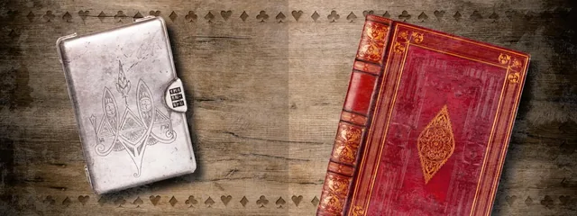 Gezeigt wird eine Innen- oder Zusatzansicht von „Escape Room. Das Geheimnis des Spielzeugmachers“. Die Darstellung zeigt eine silberne, metallische Box links und ein rot-goldenes Buch rechts. Der Hintergrund ist eine rustikale Holzoptik, versehen mit klei