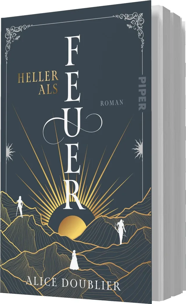 Das Buchcover zeigt einen tiefblauen Hintergrund mit goldenen Akzenten. Der Titel „Heller als Feuer“ ist in großen Buchstaben zentral positioniert, wobei das „Feuer“ besonders betont wird. Unter dem Titel steht der Zusatz „Roman“. Im unteren Bereich sind
