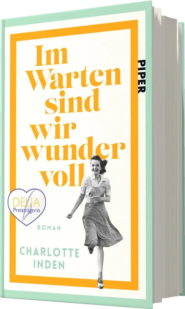 Das Buchcover zeigt einen dynamischen, fröhlichen Moment, in dem eine junge Frau in einem hellen, luftigen Kleid mit Lächeln läuft. Der Hintergrund ist in warmen Gelbtönen gehalten, umrahmt von einem weißen Rand. In der oberen Hälfte steht der Titel „Im W