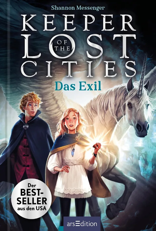 Auf dem Buchcover ist eine magische Szene abgebildet, die eine blonde, junge Frau und einen Jungen mit blondem Haar zeigt. Beide stehen vor einem majestätischen Einhorn in einem mystischen Wald. Die Farben sind lebhaft, dominiert von sanften Blau- und Gra