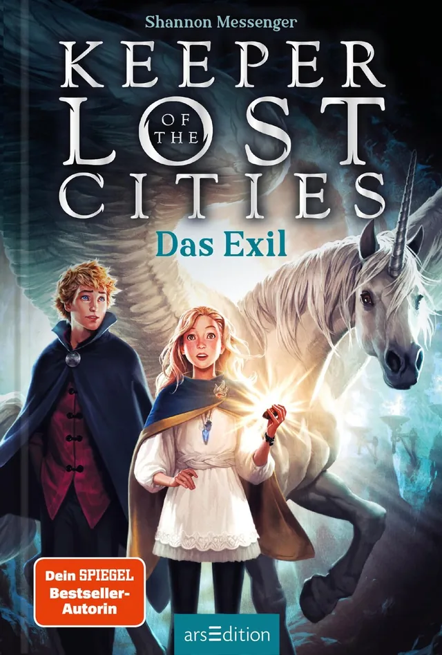 Auf dem Buchcover ist eine magische Szene abgebildet, die eine blonde, junge Frau und einen Jungen mit blondem Haar zeigt. Beide stehen vor einem majestätischen Einhorn in einem mystischen Wald. Die Farben sind lebhaft, dominiert von sanften Blau- und Gra