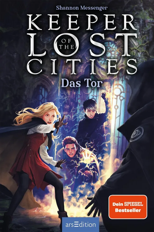 Das Buchcover von „Keeper of the Lost Cities: Das Tor“ zeigt eine dramatische Szene in einer geheimnisvollen Umgebung. Auf der linken Seite steht eine blonde Protagonistin in einem roten Umhang, hinter ihr stehen zwei junge Männer. Alle blicken auf eine d
