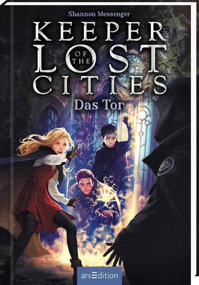Das Buchcover von „Keeper of the Lost Cities: Das Tor“ zeigt eine dramatische Szene in einer geheimnisvollen Umgebung. Auf der linken Seite steht eine blonde Protagonistin in einem roten Umhang, hinter ihr stehen zwei junge Männer. Alle blicken auf eine d
