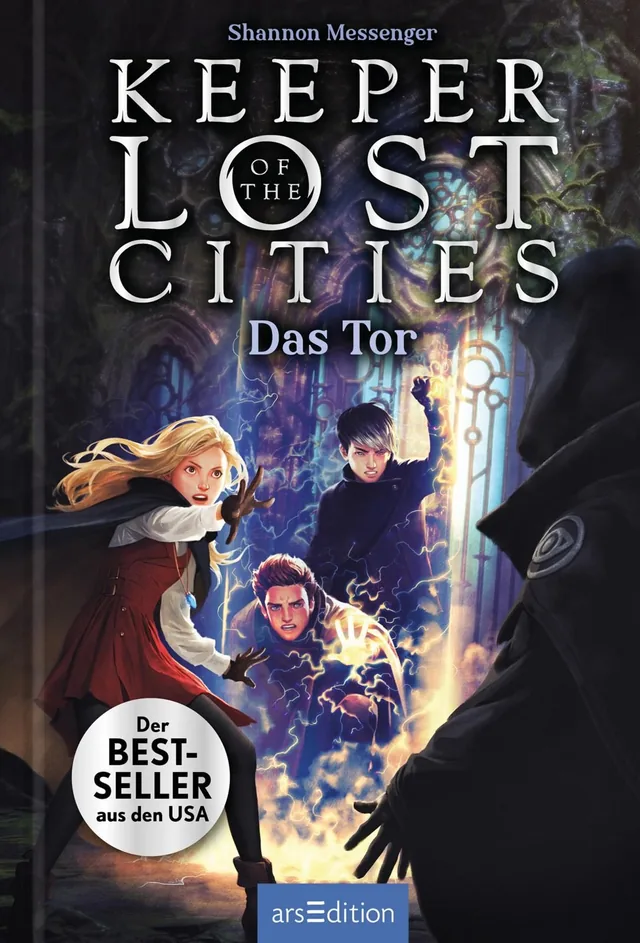 Das Buchcover von „Keeper of the Lost Cities: Das Tor“ zeigt eine dramatische Szene in einer geheimnisvollen Umgebung. Auf der linken Seite steht eine blonde Protagonistin in einem roten Umhang, hinter ihr stehen zwei junge Männer. Alle blicken auf eine d