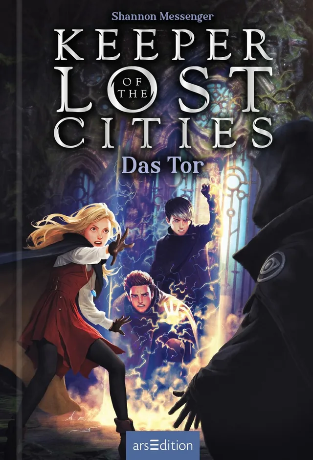 Das Buchcover von „Keeper of the Lost Cities: Das Tor“ zeigt eine dramatische Szene in einer geheimnisvollen Umgebung. Auf der linken Seite steht eine blonde Protagonistin in einem roten Umhang, hinter ihr stehen zwei junge Männer. Alle blicken auf eine d