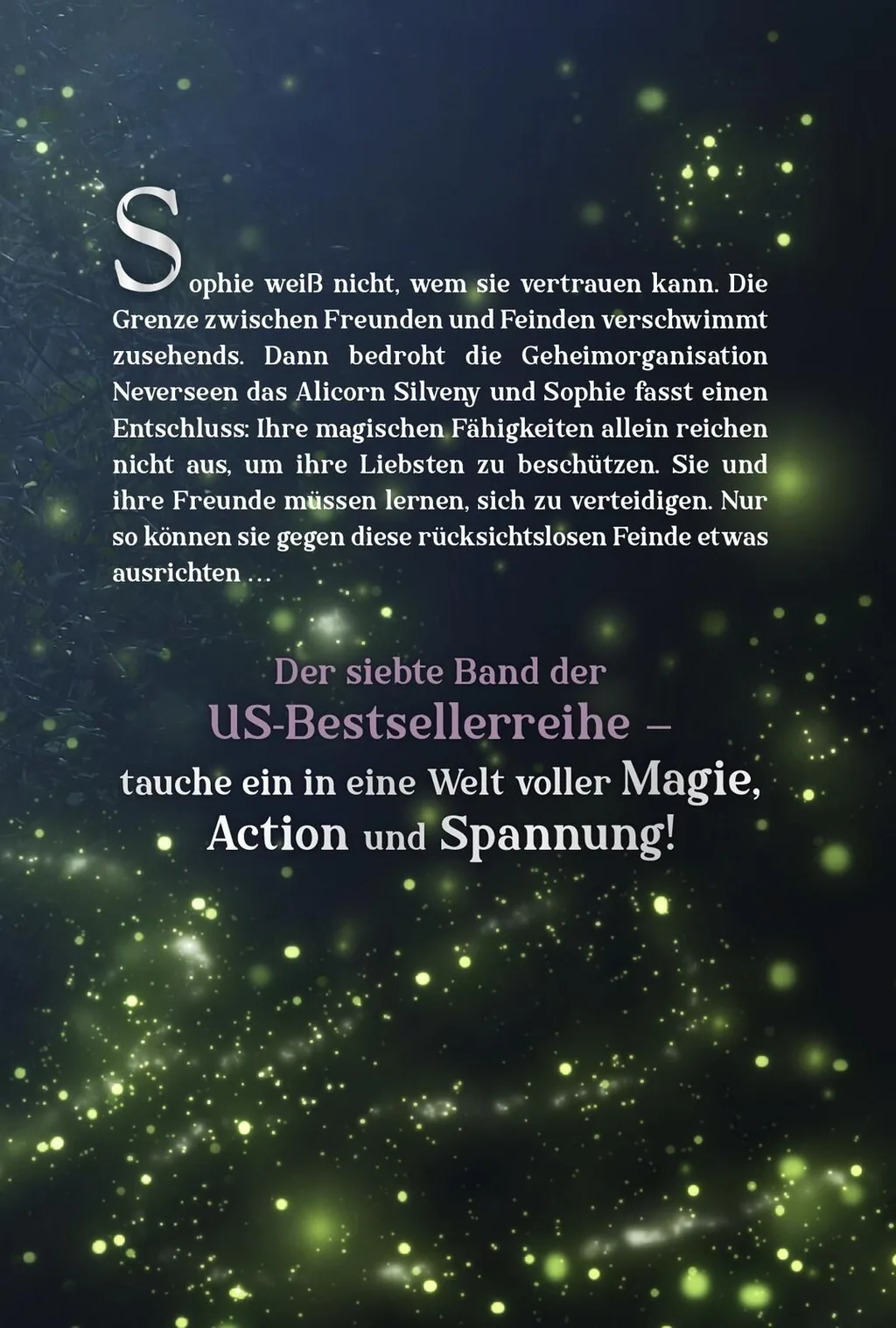 Gezeigt wird die Rückseite von „Keeper of the Lost Cities – Der Angriff“. Dunkelblauer bis schwarzer Hintergrund, viele grün leuchtende Partikel wie Glühwürmchen. Oben links großer weißer, verschnörkelter Initialbuchstabe S; darunter linksbündiger weißer