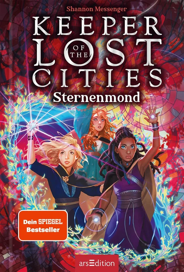 Das Buchcover von „Keeper of the Lost Cities: Sternenmond“ zeigt drei weibliche Figuren, die kraftvoll in Richtung Betrachter blicken.  Funkelnde Lichter und magische Symbole umgeben sie und schaffen eine spannende, mystische Atmosphäre. Unten links befin