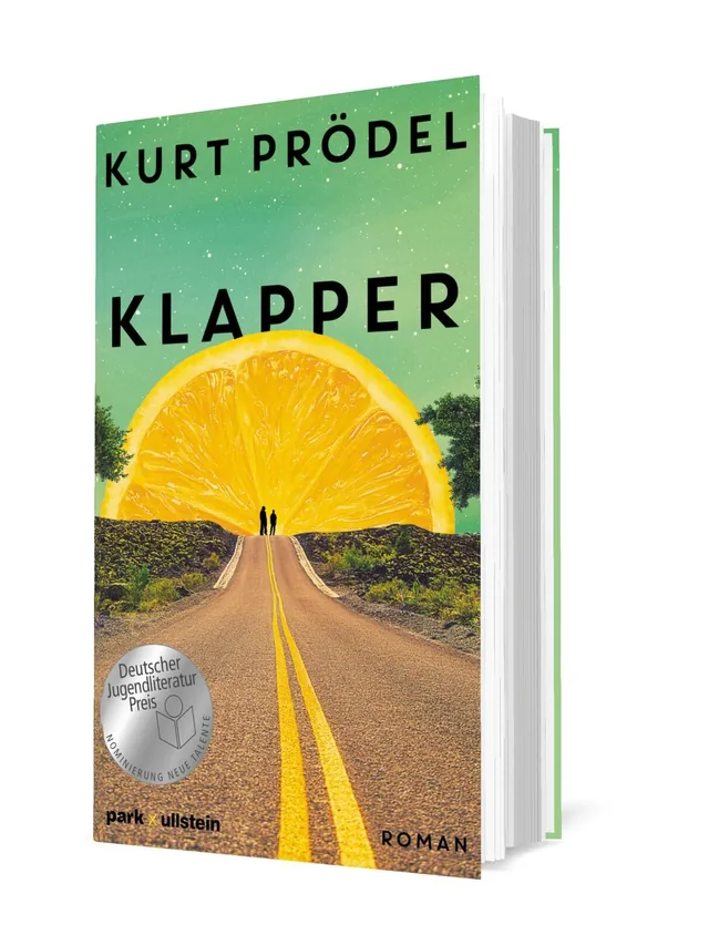 Cover von „Klapper“ von Kurt Prödel: Eine surrealistische Landschaft mit einer großen Orangenscheibe im Hintergrund, zwei Menschen auf einer Straße und grünem Himmel.