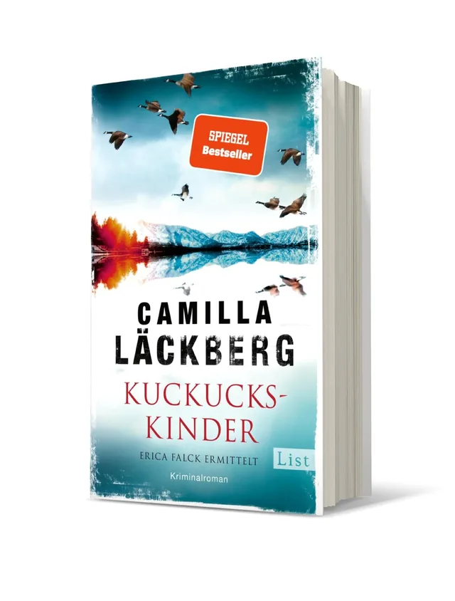 Cover von „Kuckuckskinder“ von Camilla Läckberg: Eine ruhige Wasserlandschaft mit fliegenden Vögeln und dramatisch grauen Himmelstexturen, die Spannung vermittelt.