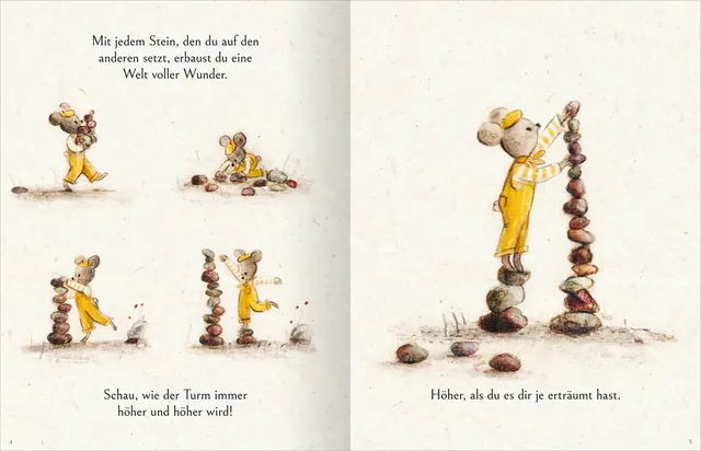 Gezeigt wird eine Innen- oder Zusatzansicht von „Meine Liebe begleitet dich überall hin“. Die Seite zeigt vier Illustrationen eines kleinen Maulwurfs in einem gelben Anzug, der Steine stapelt. Die Farben sind sanft und erdig, mit einem Fokus auf Braun- un