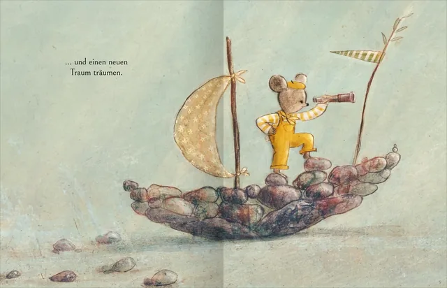 Gezeigt wird eine Innen- oder Zusatzansicht von „Meine Liebe begleitet dich überall hin“. Auf der Illustration steht ein kleiner Bär in einem gelben Overall mit einem gestreiften Hemd auf einem Steinhaufen. Er hält ein Fernrohr in der Hand und blickt in d