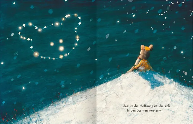 Gezeigt wird eine Innen- oder Zusatzansicht von „Meine Liebe begleitet dich überall hin“. Die Illustration zeigt einen kleinen Bären in einem gelben Kleid, der auf einem schneebedeckten Hügel sitzt. Der Himmel ist in sanftem Blau gehalten und mit funkelnd