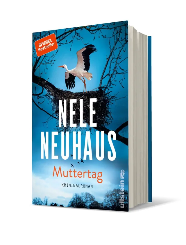 Cover von „Muttertag“ von Nele Neuhaus: Auf einem blauen Hintergrund sitzt ein Storch in einem Nest auf einem kahlen Baum, umgeben von fliegenden Vögeln.