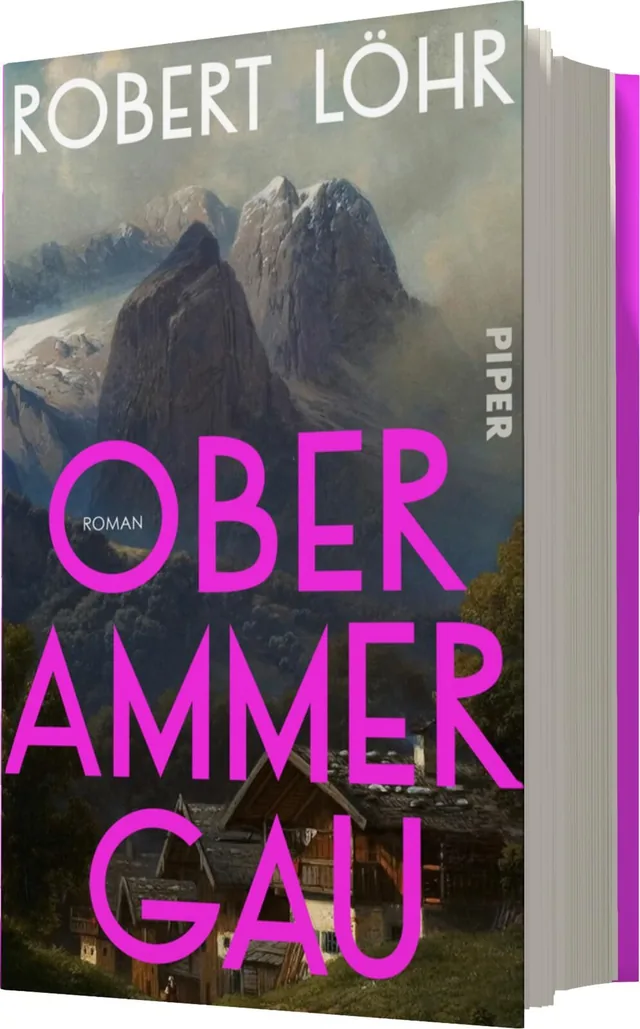 Das Buchcover zeigt eine eindrucksvolle Landschaft mit majestätischen Bergen im Hintergrund und einer malerischen Siedlung im Vordergrund. Die Farbpalette reicht von sanften Blau- und Grautönen bis zu kräftigem Pink. Der Titel „OBERAMMERGAU“ ist in großen