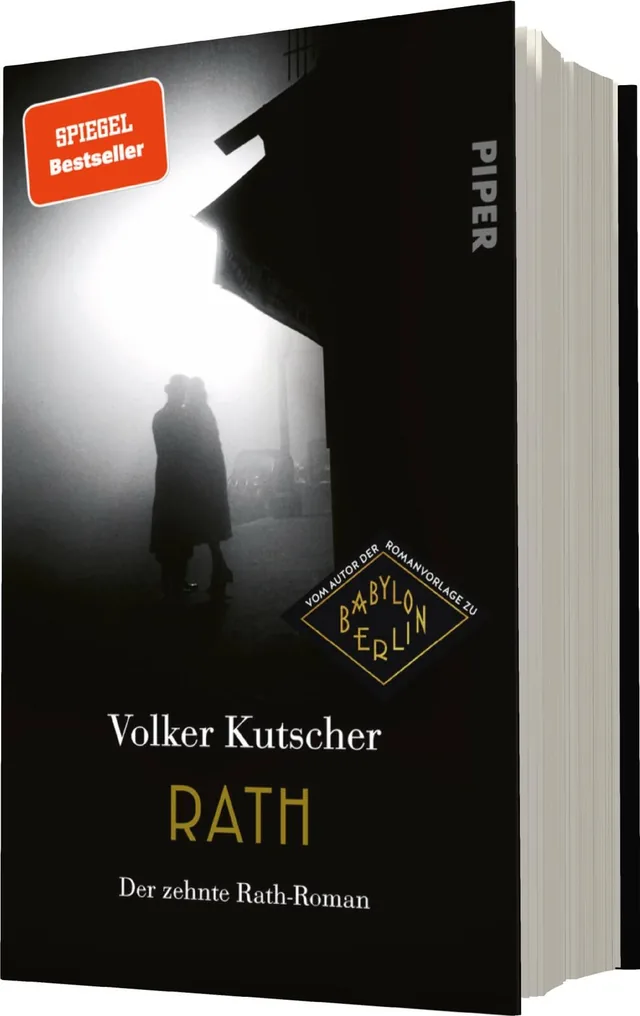 Das Buchcover zeigt eine düstere, in Schwarz- und Grautönen gehaltene Szene, in der zwei silhouettierte Figuren eng umschlungen in der Dunkelheit stehen. Im Hintergrund ist ein lichtdurchfluteter Eingang zu erkennen, der eine geheimnisvolle Atmosphäre sch