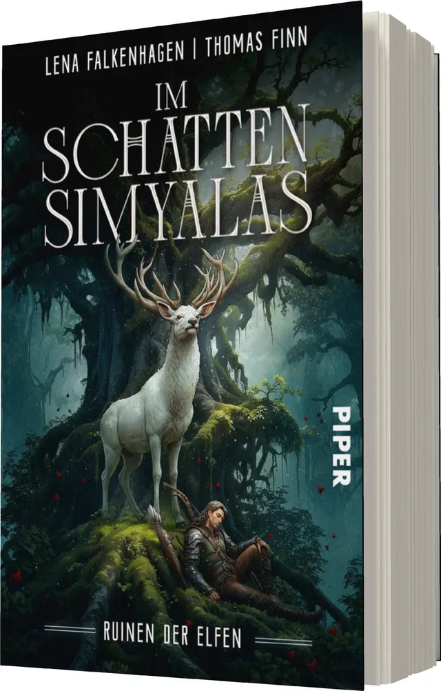 Das Buchcover zeigt einen fantastischen Wald mit dichten, moosbedeckten Bäumen. Im Vordergrund sitzt eine Person in grauer Kleidung, während ein majestätisches, geweihtes Reh mit ausladendem Geweih hinter ihr steht. Die Farbpalette umfasst tiefes Grün, sa
