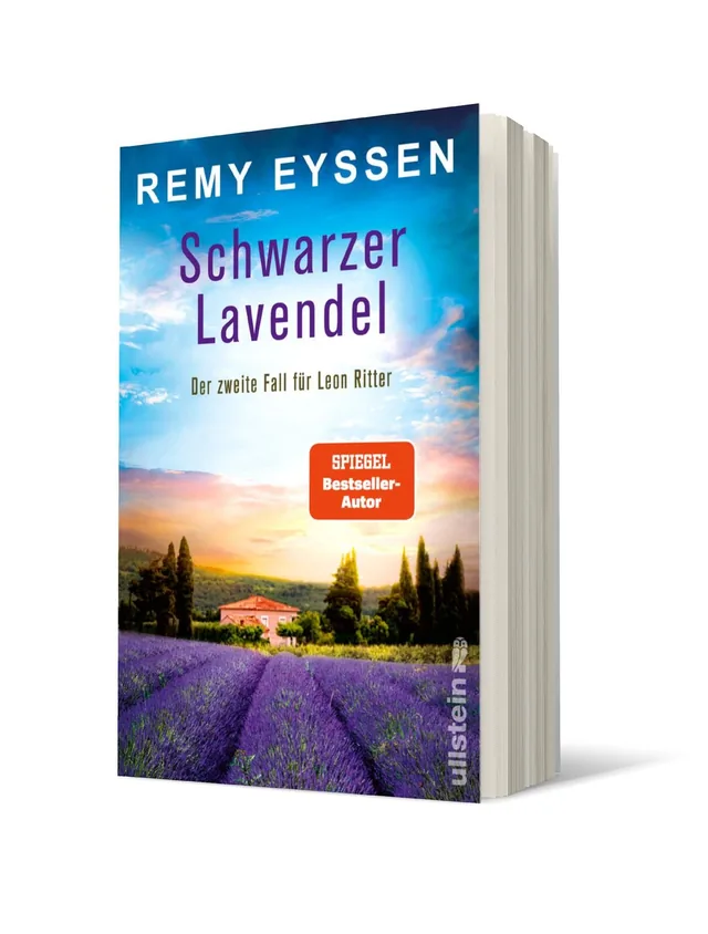Cover von „Schwarzer Lavendel“ von Remy Eyssen: Eine malerische Landschaft mit violetten Lavendelfeldern und einem orangefarbenen Sonnenuntergang im Hintergrund.