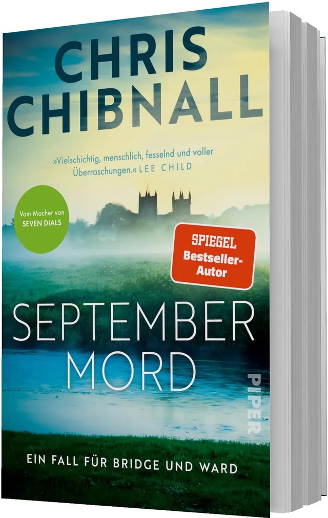 Das Buchcover zeigt eine neblig-grünblaue Seenlandschaft mit der dunklen Silhouette einer Kirche oder Burg am Horizont. Oben steht in großen Großbuchstaben der Autorenname Chris Chibnall, darunter in weißen, klaren Blockbuchstaben der Titel „SEPTEMBER MOR