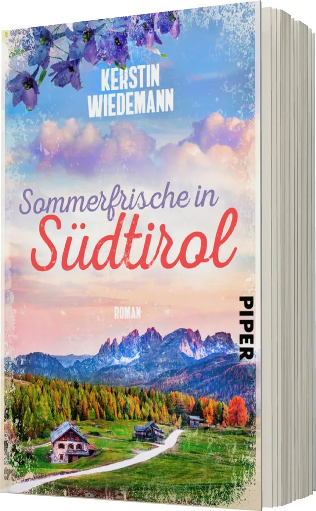 Das Buchcover zeigt eine idyllische Landschaft mit majestätischen Bergen im Hintergrund, die in sanften Blautönen gehalten sind. Im Vordergrund erkennt man eine malerische Almwiese mit bunten Blumen und einem traditionellen Holzhaus. Der Himmel strahlt in