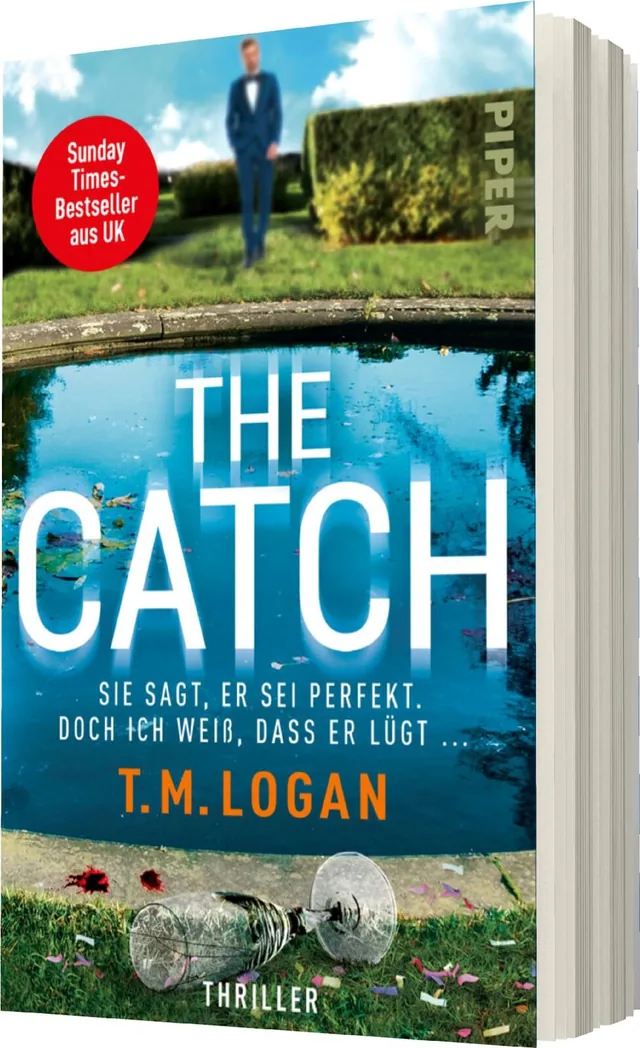 Das Buchcover zeigt einen Mann in formeller Kleidung, der in einem gepflegten Garten steht. Im Vordergrund ist ein klarer Pool zu sehen, der den Himmel und die Umgebung reflektiert. Der Titel „THE CATCH“ ist in großen, weißen Buchstaben aufgeführt, währen
